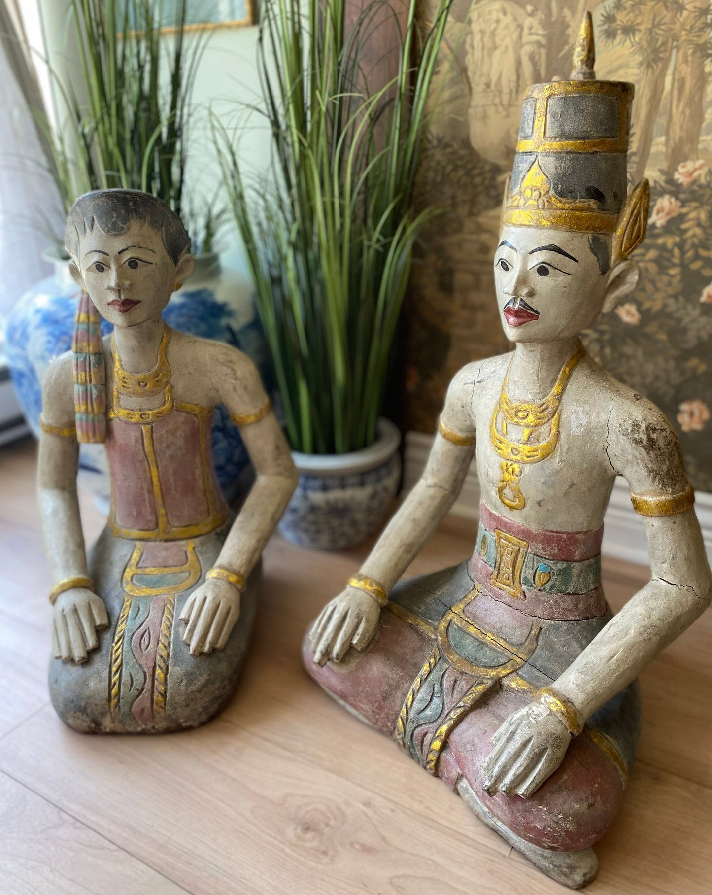 Thaï Sculpted Wooden Statues