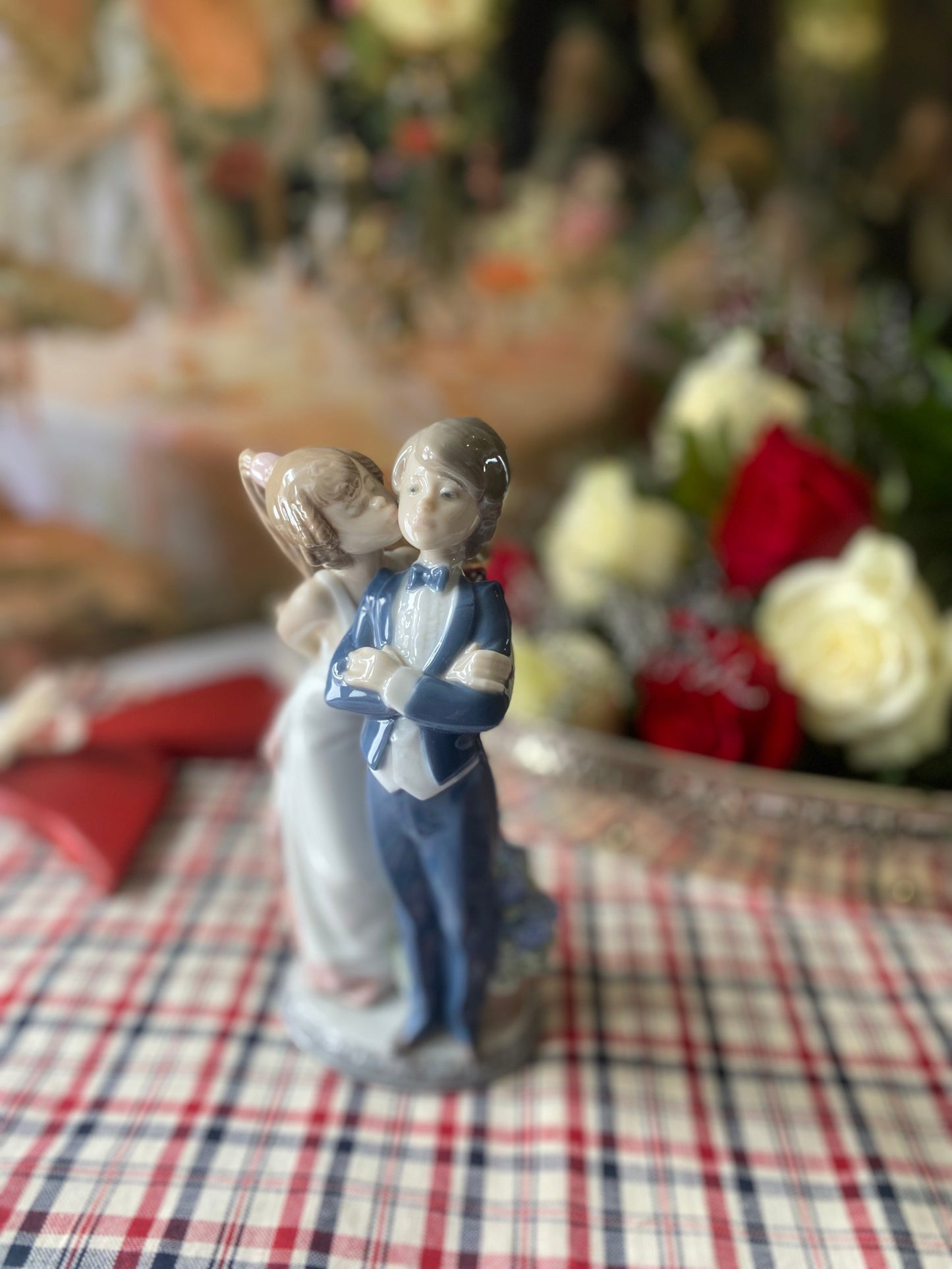 Lladro Spain Porcelain Figurine, Let's make up