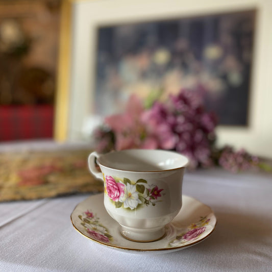 Queen Anne Bone China England Teacup & Saucer