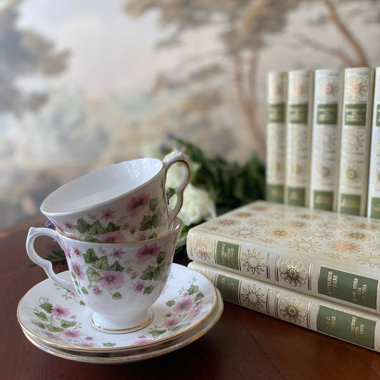 Queen Anne Bone China England Teacups & Saucers